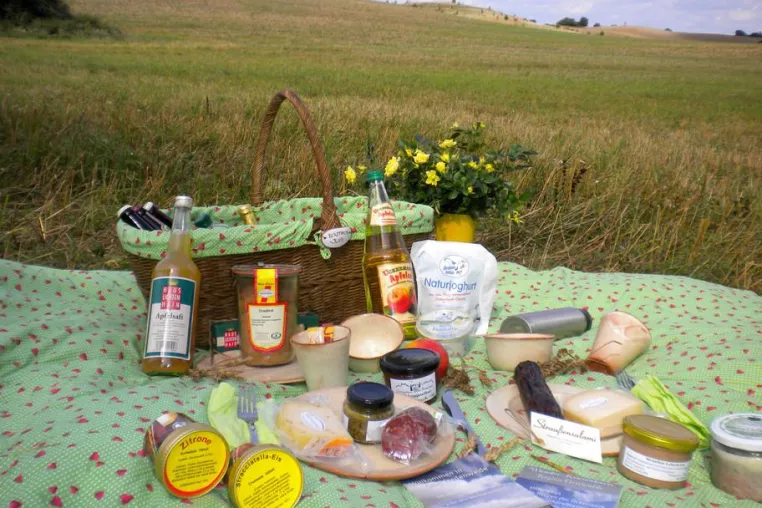 Uckermärker Delikatessen im Osterhasen-Picknickkorb Bild: Uckermärker Delikatessen im Osterhasen-Picknickkorb