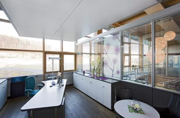 Angenehme Raumakustik durch Deckensegel Bild: Angenehme Raumakustik durch Deckensegel