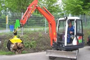 Kraftvolles und sicheres Verladen mit den Forstgreifern von Dorn-Tec Bild: Kraftvolles und sicheres Verladen mit den Forstgreifern von Dorn-Tec