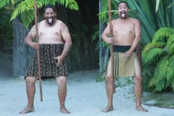 Bild: Kriegsgeheul und Liebeslieder - Mit dem Motorrad zu den Maori in Neuseeland