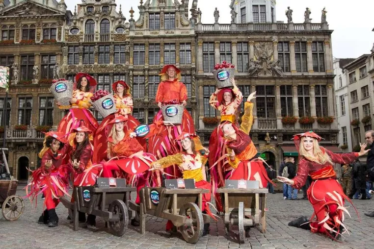Wirbelnde Parade in Brüssel für die neue Kanzi®-Apfelernte Bild: Wirbelnde Parade in Brüssel für die neue Kanzi®-Apfelernte
