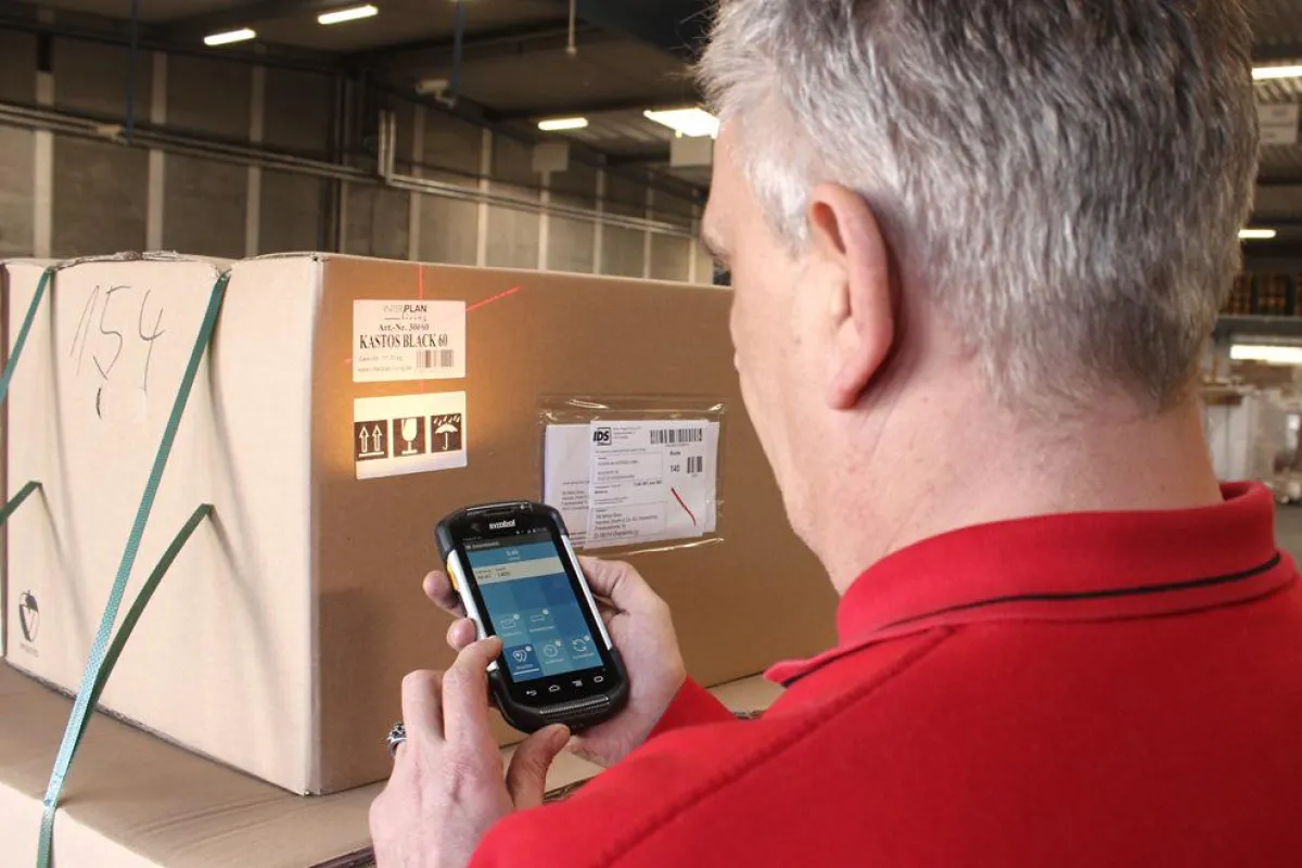 Im Einsatz: Mitarbeiter der Spedition Krage erfasst Waren mit neuem Scanner des Typs Symbol TC75