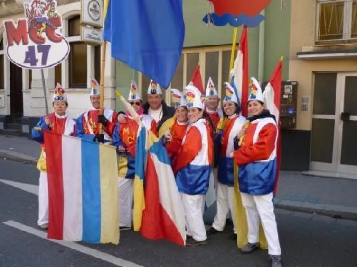 Internationale Studierende mit dem Zugmarschall des MCC
