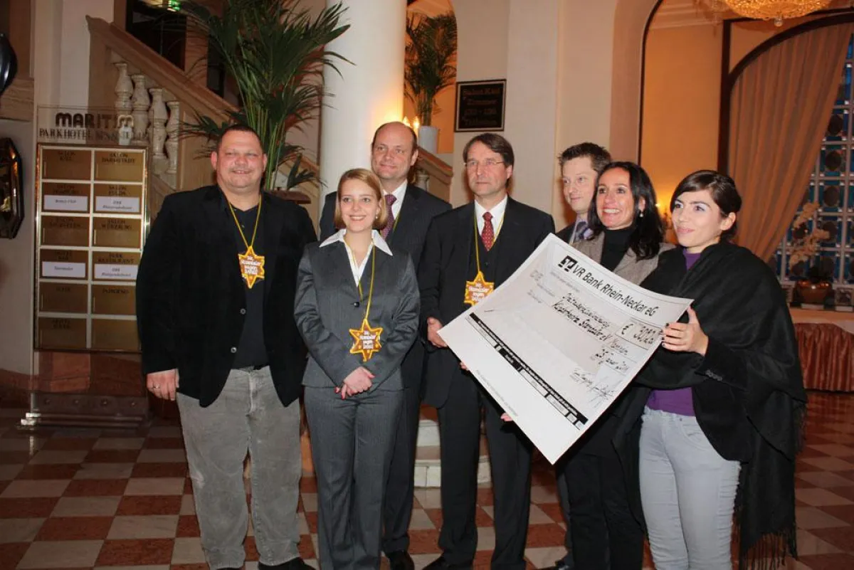 Übergabe des Spendenschecks an das Kinderhospiz Sterntaler