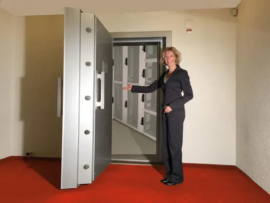 Swiss Tresor Hosting - Digitale Lösungen in einem ehemaligen Schweizerischen Banktresor Bild: Swiss Tresor Hosting - Digitale Lösungen in einem ehemaligen Schweizerischen Banktresor