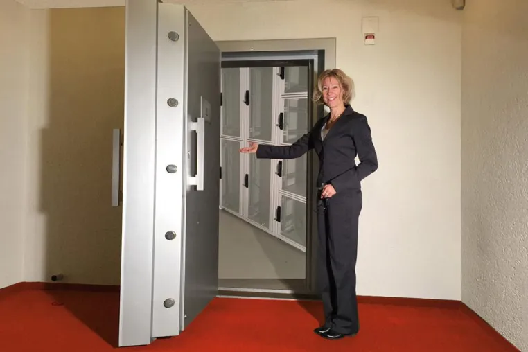 Swiss Tresor Hosting - Digitale Lösungen in einem ehemaligen Schweizerischen Banktresor Bild: Swiss Tresor Hosting - Digitale Lösungen in einem ehemaligen Schweizerischen Banktresor