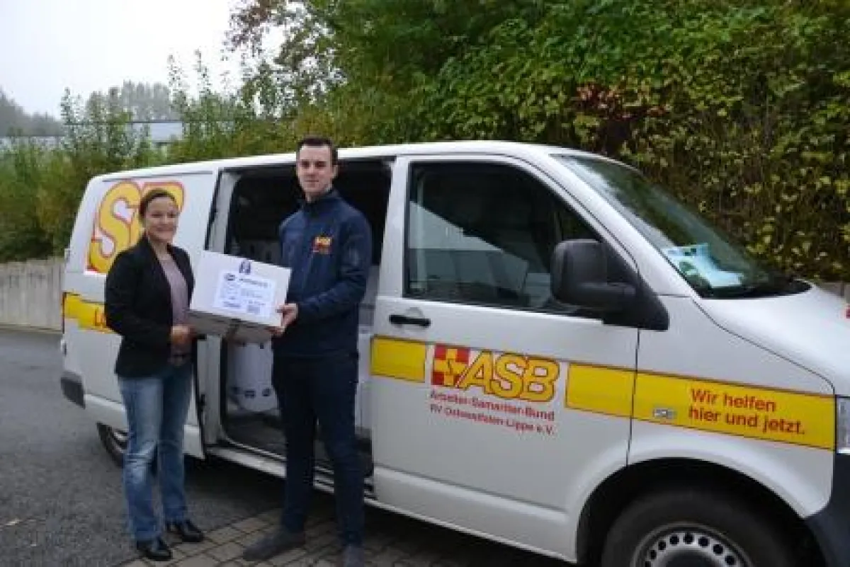 Spendenübergabe vor Ort bei Ritex in Bielefeld, Kristof Genselein (ASB), Elena Stieben (Ritex)