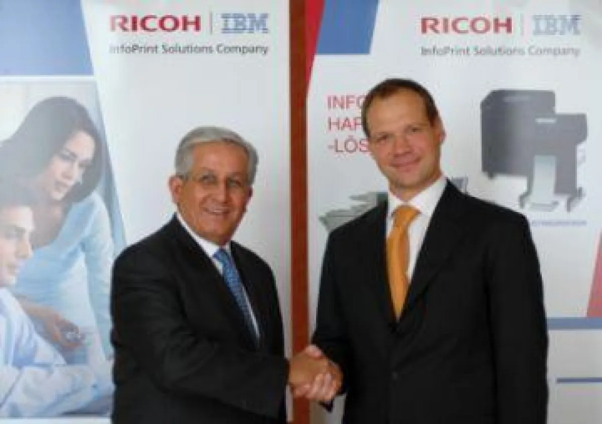 Tony Romero (links), WW CEO feiert mit InfoPrint-GF Michael Schitnik in Wien