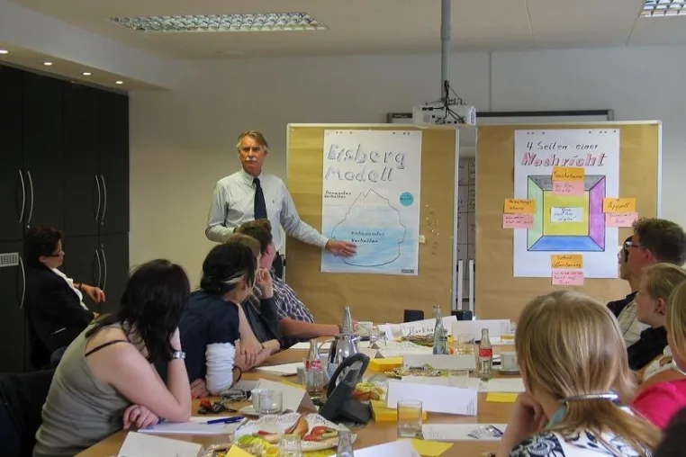 Bild: „Business Knigge“-Seminar bei HeLi NET