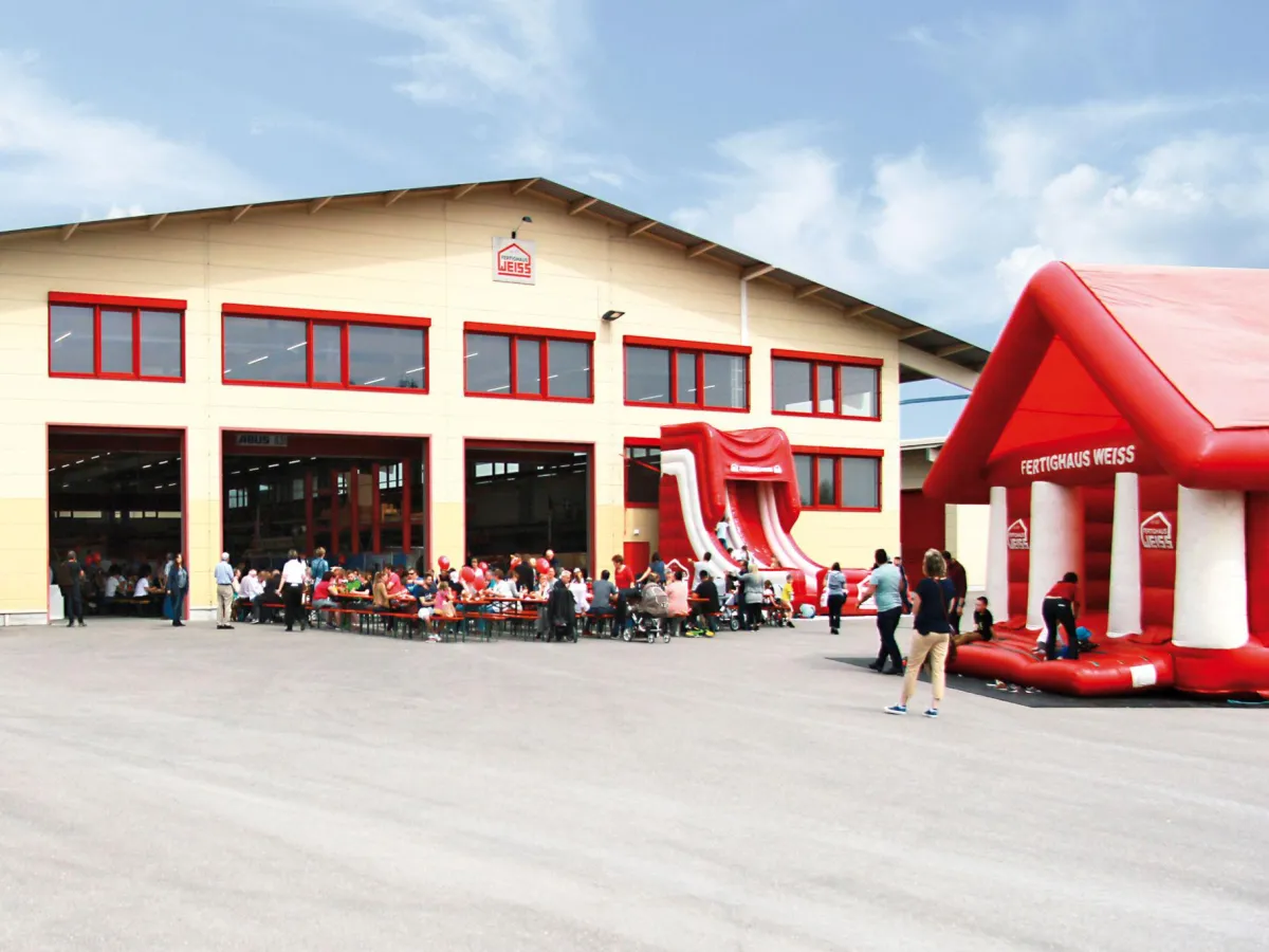 Fertighaus WEISS lädt alle Interessierten zum Tag der offenen Tür ein (Foto: Fertighaus WEISS)