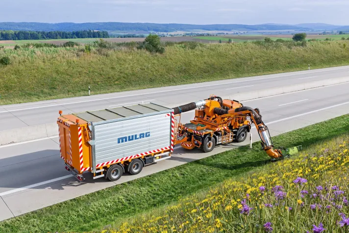 Bild: Naturschonend Mähen in der professionellen Straßenunterhaltung