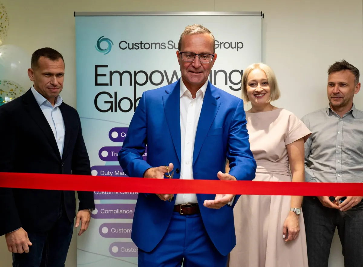 Feierliche Eröffnung: CSG-CDO Ian Featherstone durchtrennt das Band des neuen TechHub in Warschau. (© Customs Support Group)