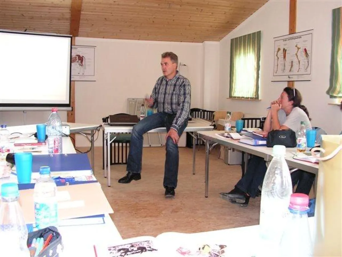 Dr. med. vet .Gerd Heuschmann in der Europäischen Pferde Akademie
