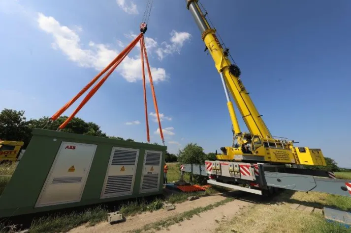 Bild: „Intelligenter“ Mittelspannungslängsregler in Flörsheim-Dalsheim