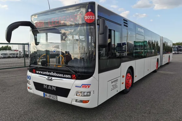 Bild: Buswerbung mit Linienbindung in Hamburg