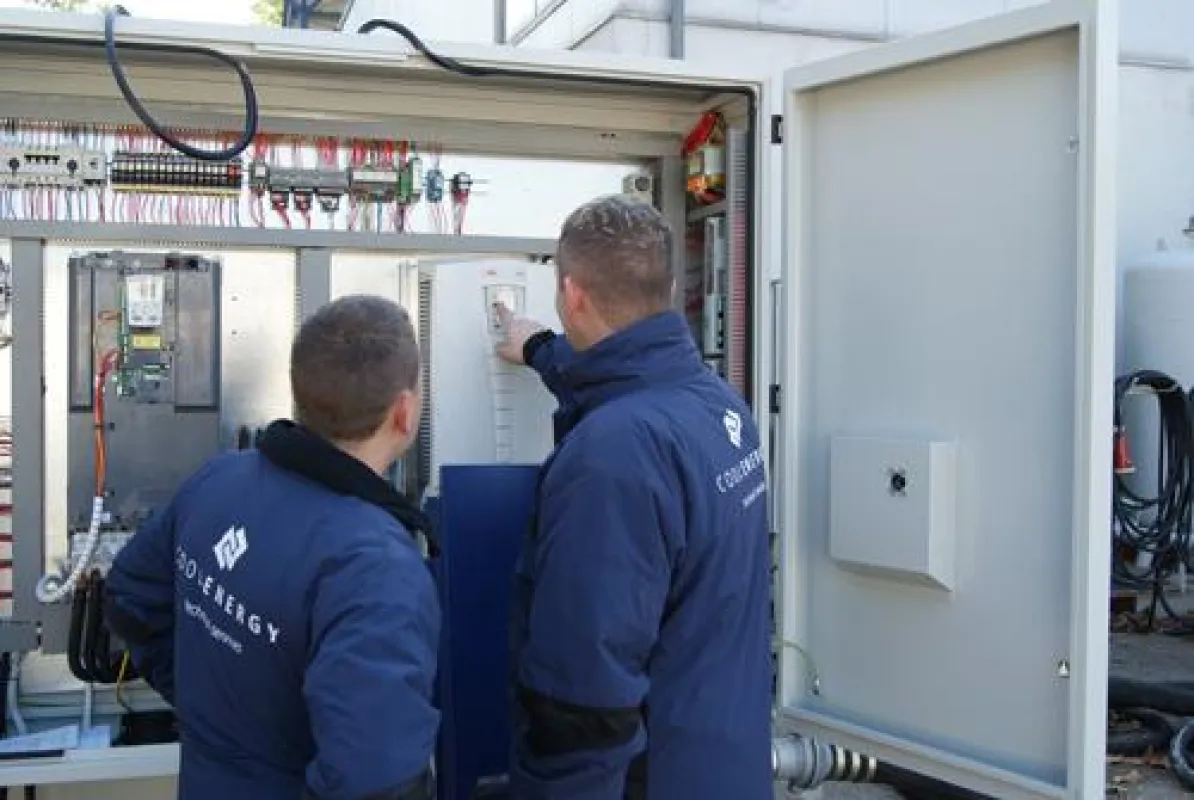 Auch Mietkälte gibt es individuell zugeschnitten. CoolEnergy-Ingenieure haben hier einen Kaltwassersatz für den Serverraum einer Schweizer Bank umgebaut.