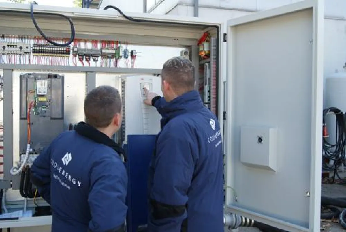 Auch Mietkälte gibt es individuell zugeschnitten. CoolEnergy-Ingenieure haben hier einen Kaltwassersatz für den Serverraum einer Schweizer Bank umgebaut.