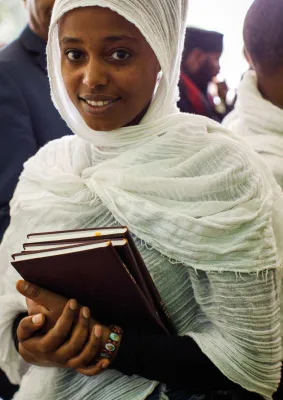 Bild: Die vollständige Bibel jetzt in 674 Sprachen
