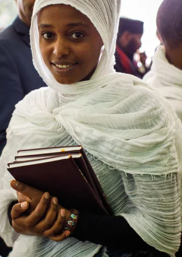 Bild: Die vollständige Bibel jetzt in 674 Sprachen