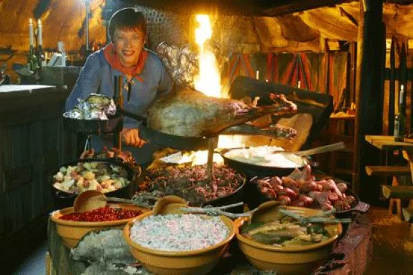 Bild: Lappländische Köstlichkeiten unter der Mitternachtssonne – Erlebnis Pur von Suomi Travel – Finnland Reisen