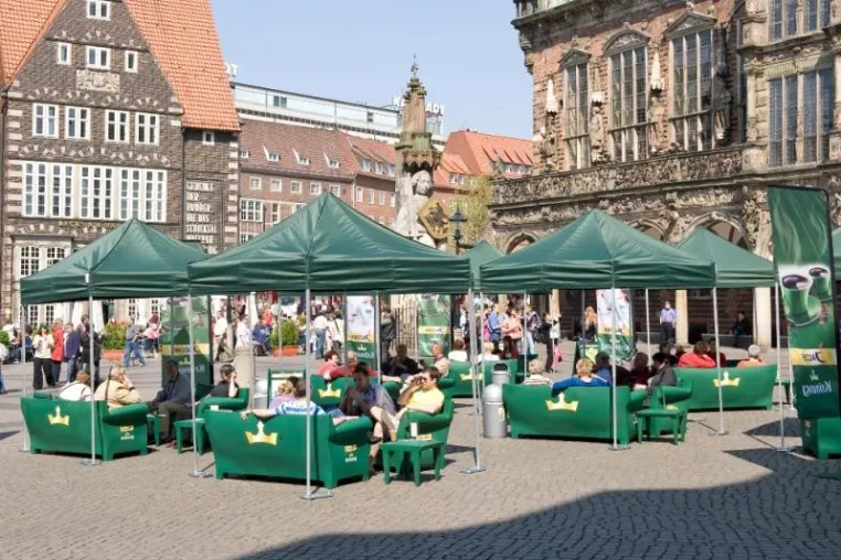 Bielefeld bittet zum guten Gespräch auf den Jahnplatz: Oberbürgermeister David nimmt auf dem grünen Sofa Platz Bild: Bielefeld bittet zum guten Gespräch auf den Jahnplatz: Oberbürgermeister David nimmt auf dem grünen Sofa Platz