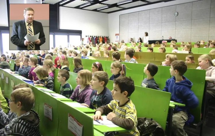 Junior-Studenten der KinderHochschule auf einem Ausflug in die Welt der Politik Bild: Junior-Studenten der KinderHochschule auf einem Ausflug in die Welt der Politik