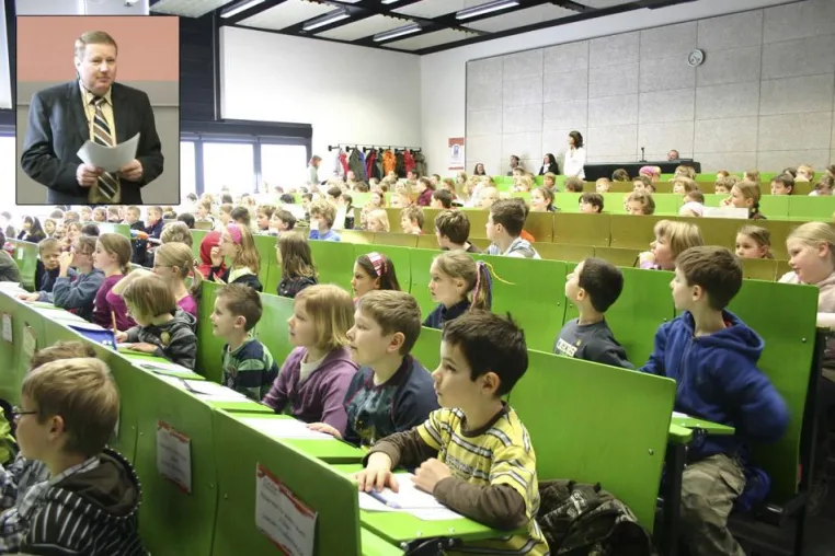 Junior-Studenten der KinderHochschule auf einem Ausflug in die Welt der Politik Bild: Junior-Studenten der KinderHochschule auf einem Ausflug in die Welt der Politik