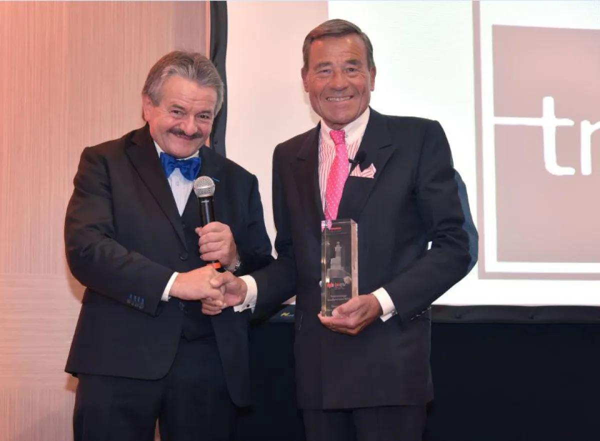 Peter Sawtschenko überreicht  PositionierungsExzellentAward an Wolfgang Grupp