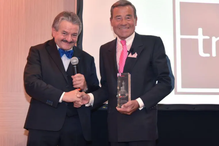 Ehrenpreise des PositionierungsExzellentAwards gehen an Wolfgang Grupp, Gabriele und Jürgen Dawo Bild: Ehrenpreise des PositionierungsExzellentAwards gehen an Wolfgang Grupp, Gabriele und Jürgen Dawo