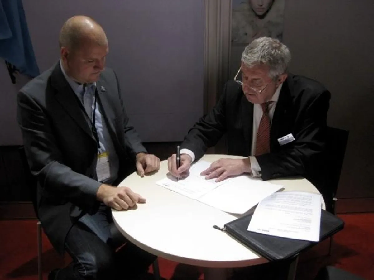 Harry Hoppe, Agfa und Thomas Meurers (links), RGF, bei der Unterzeichnung des Kooperation