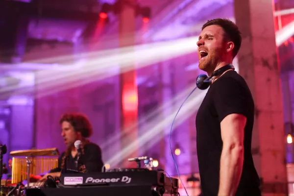 Bild: Moët White Night mit DJ ERIC KNOW: Eine Sommernachtsparty im schlossgut gross schwansee