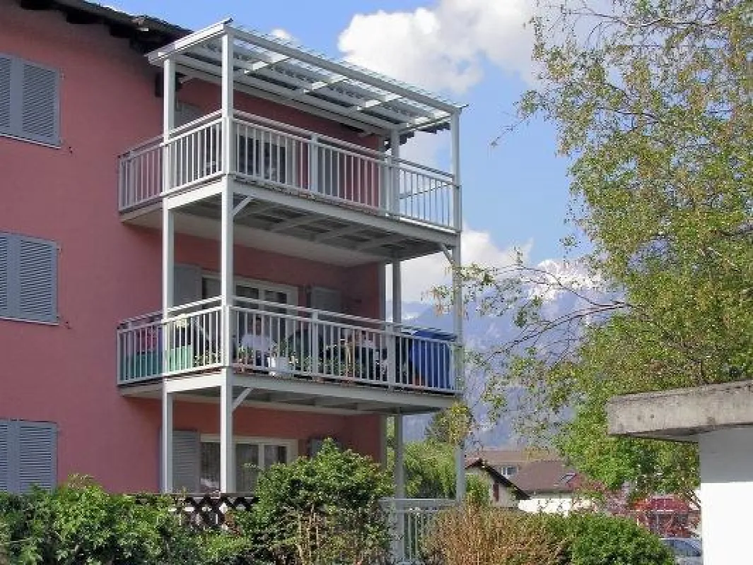 Der Balkonanbau mit Stützen erlaubt auch den nachträglichen Anbau mehrerer Balkone und ist damit vor allem für Mehrfamilienhäuser eine ideale Lösung. Bild: tdx/Leeb Balkone