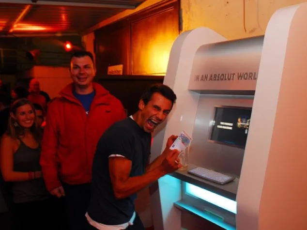 Bankautomat verschenkt Bargeld: ABSOLUT VODKA inszeniert die perfekte Welt. Bild: Bankautomat verschenkt Bargeld: ABSOLUT VODKA inszeniert die perfekte Welt.