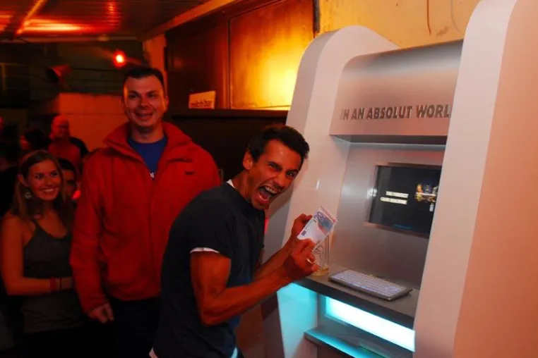 Bild: Bankautomat verschenkt Bargeld: ABSOLUT VODKA inszeniert die perfekte Welt.