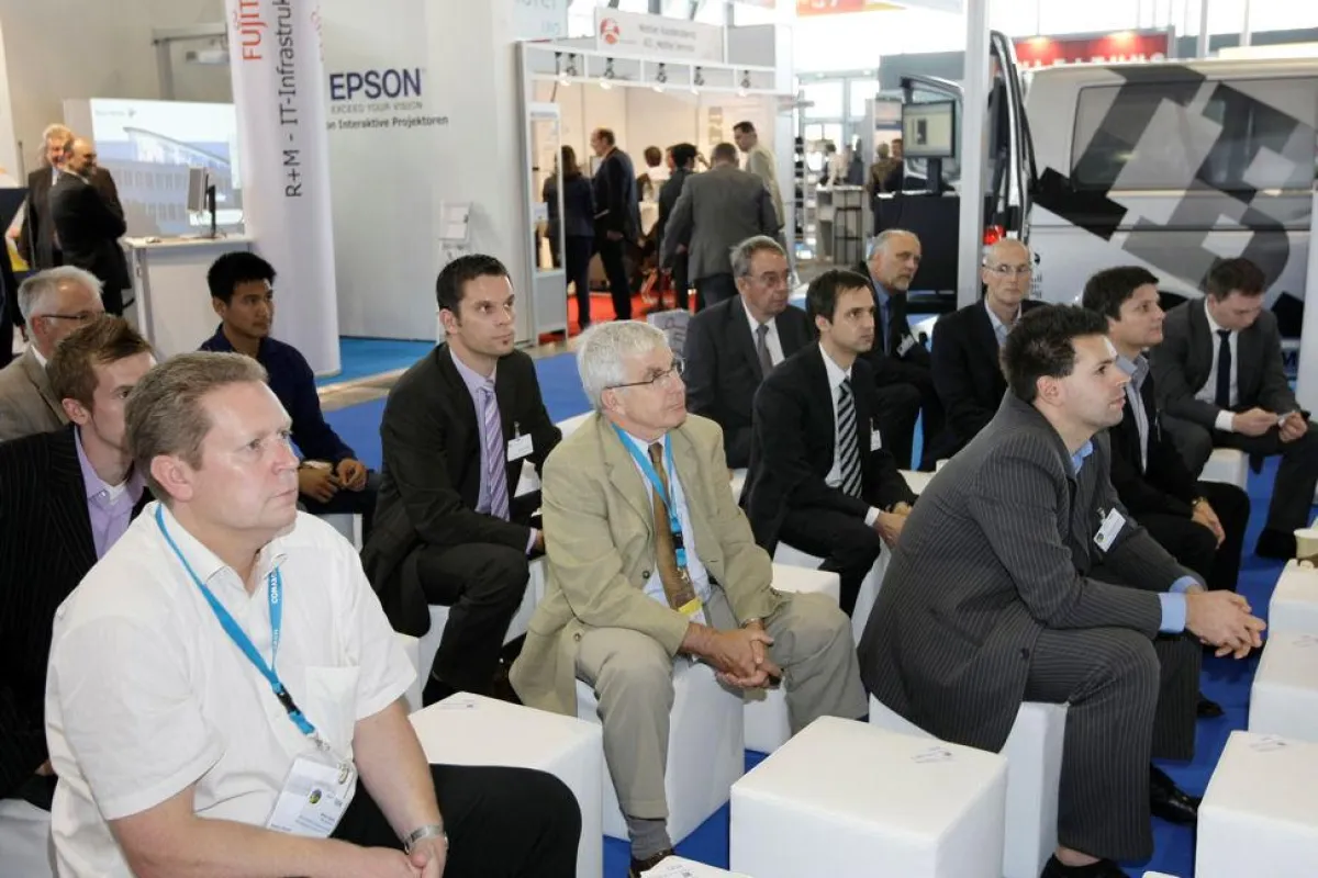 Besucher eines Fachforums auf der IT & Business
