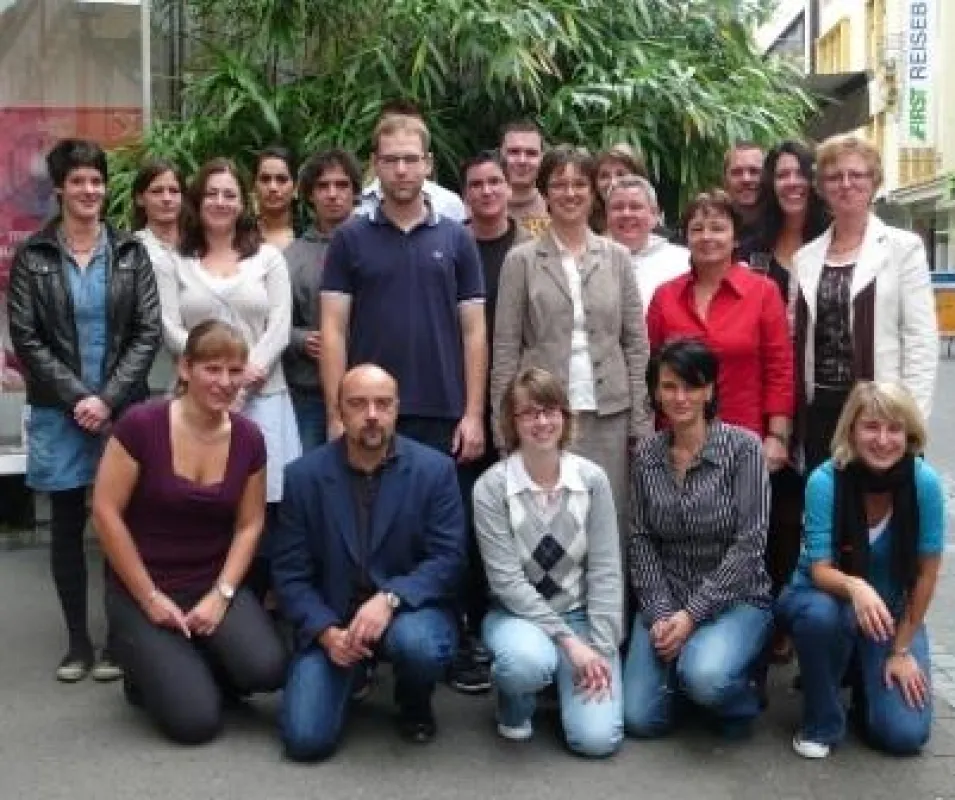 Die glücklichen Absolventinnen und Absolventen der Ausbildung 