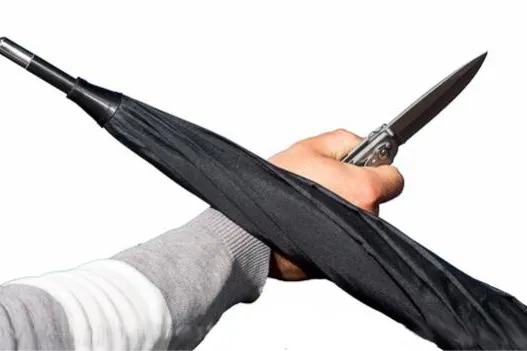 Der Schirm als Waffe Bild: Der Schirm als Waffe