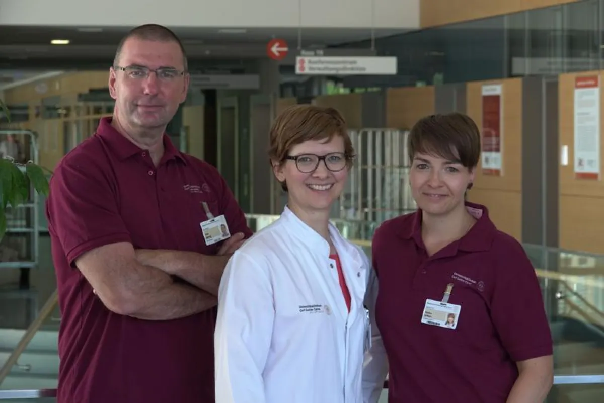 Die beiden Schlaganfall-Lotsen des Dresdner Uniklinikums, Uwe Helbig und Heike Urban (rechts) betreuen mit der Neurologin Dr. Jessica Barlinn (Mitte) das Schlaganfall-Nachsorge-Programm SOS-Care. (Fot