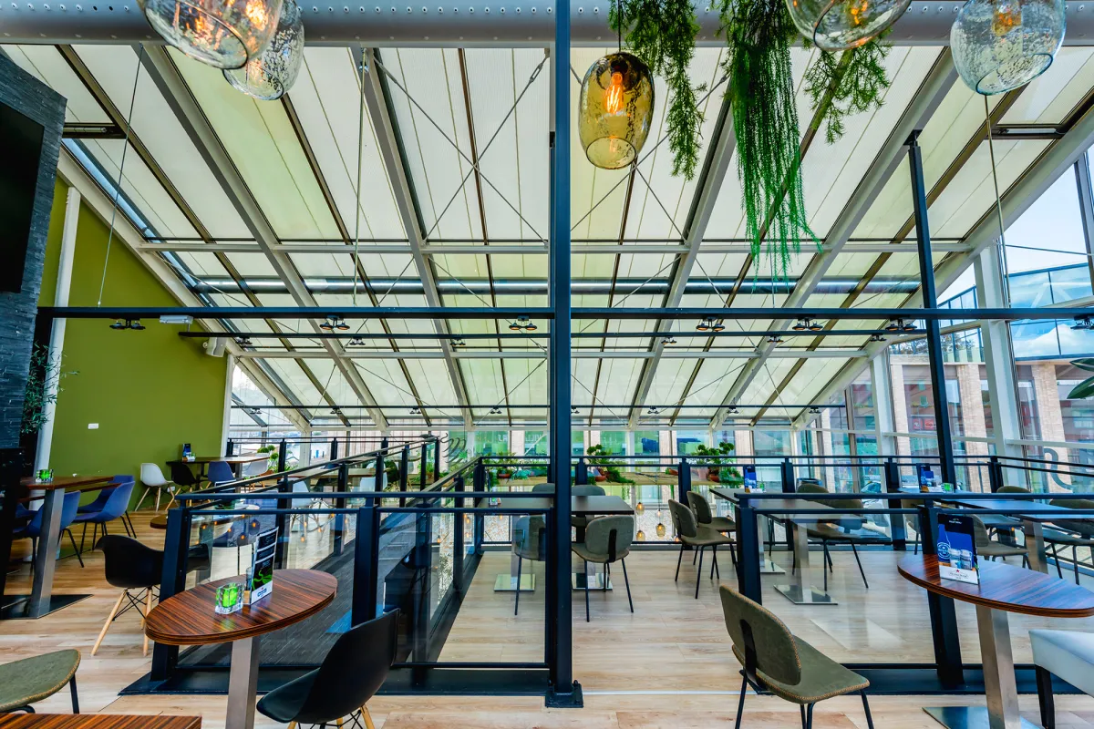 Das Restaurant Villa Tapas in Assen erhielt ein großflächiges Sonnenschutzsystem von markilux. (© markilux)