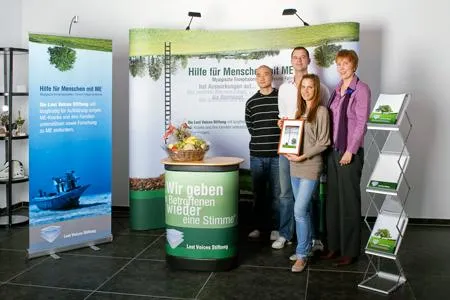 Bild: Easydisplay übergibt Messestand an Lost Voices Stiftung