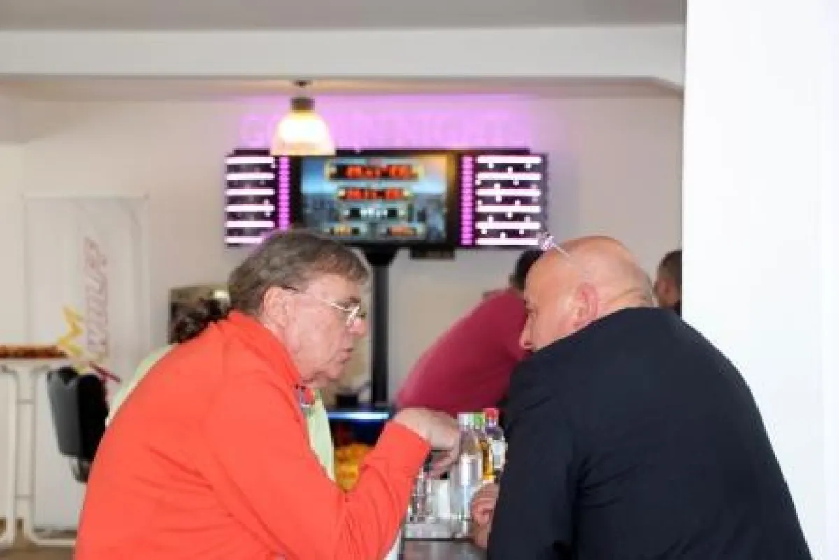 Kundengeschpräch vor dem GOLDEN NIGHTS