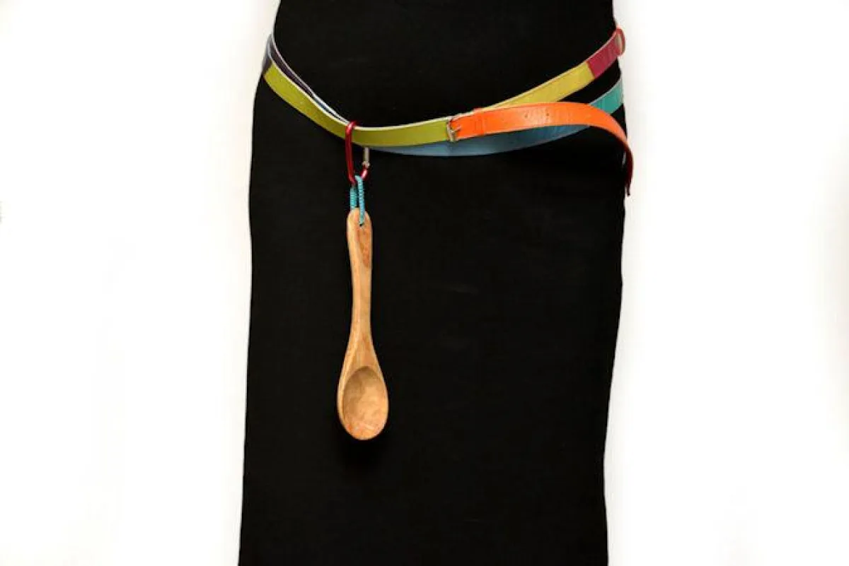 Barbara Clemens: Löffel, Olivenholz, Schlaufe, Makramee-Technik, Ledergürtel