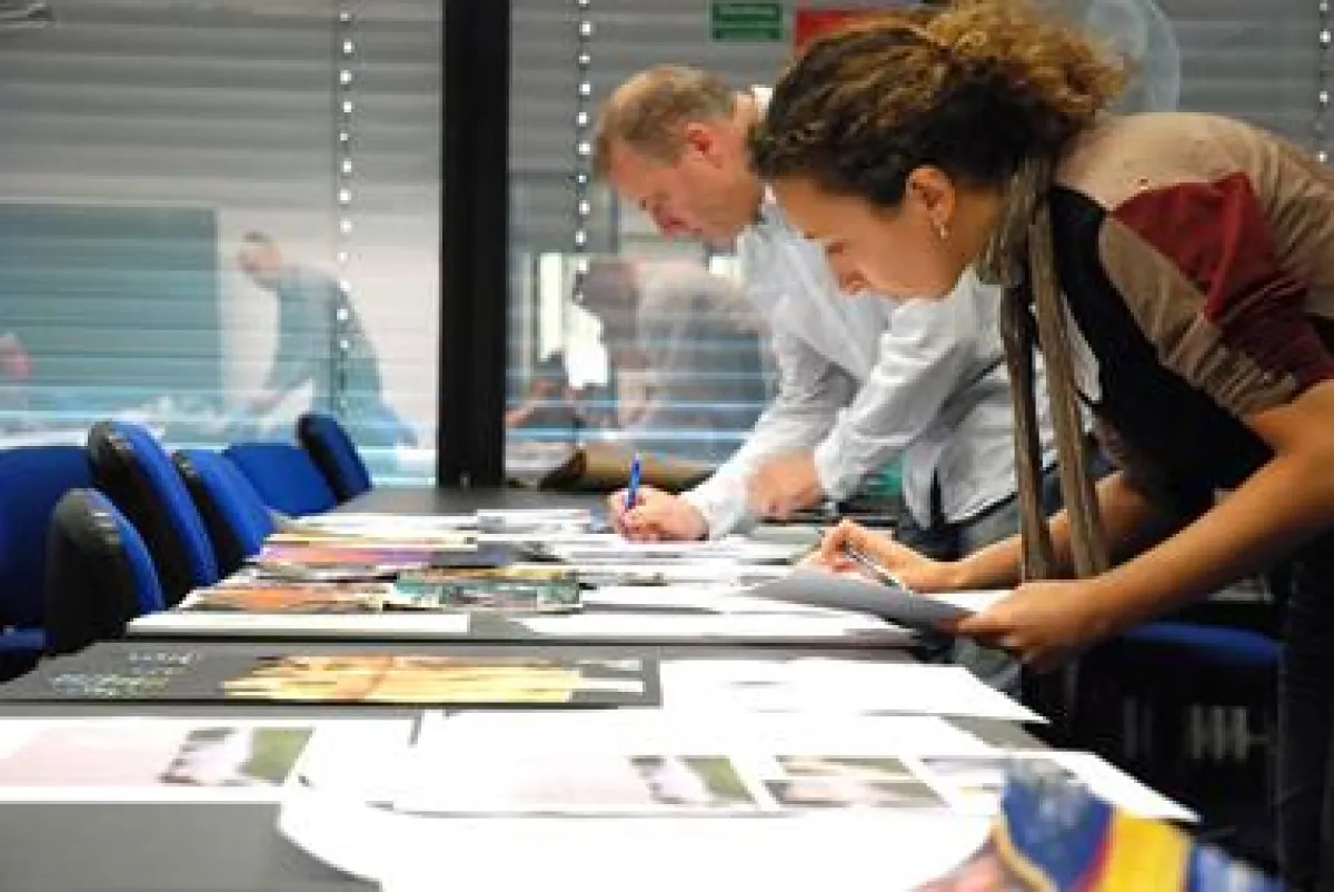 Jurymitglieder Elina Deberdeeva und Norbert Maier bei der Beurteilung der künstlerischen Arbeiten.