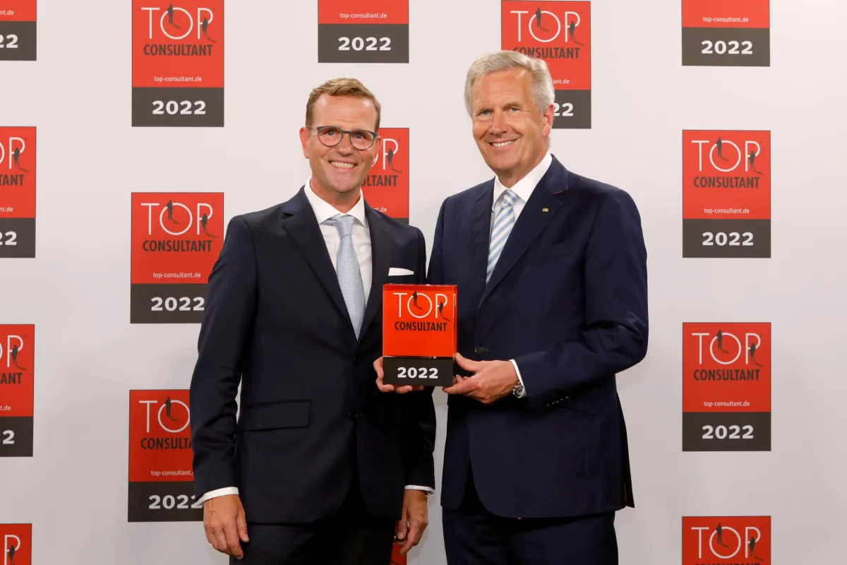 Christian Wulff, Bundespräsident a.D. gratuliert Olaf Pagel, Mitglied des Vorstandes CAS AG zum TOP  (© KD Busch/ compamedia)