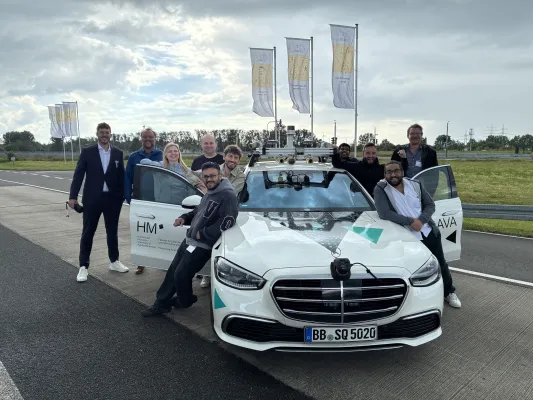 Bild: KI steuert das Auto durch die Stadt
