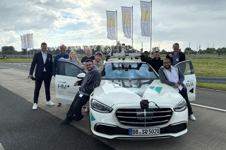 KI steuert das Auto durch die Stadt Bild: KI steuert das Auto durch die Stadt