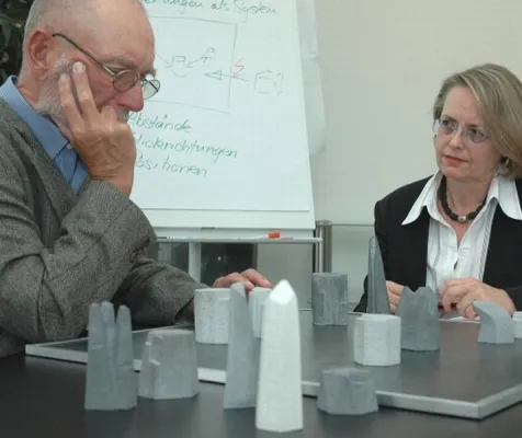 Bild: Coaching-Ausbildung gehirngerecht - Systemische Aufstellungen mit Steinen oder virtuell über Software