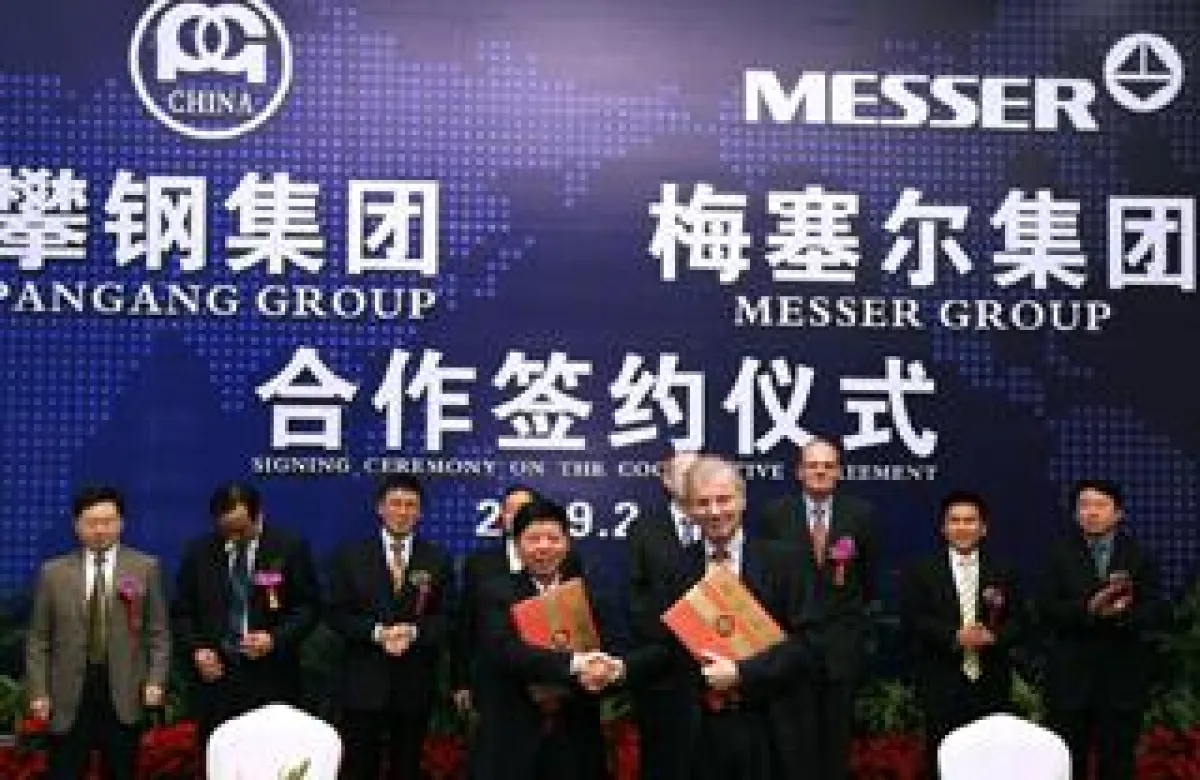 Fan Zhengwei, Präsident Panzhihua Iron & Steel Group, und Stefan Messer, CEO Messer Group, unterzeichneten einen Kooperationsvertrag über den Bau von drei Produktionsanlagen.