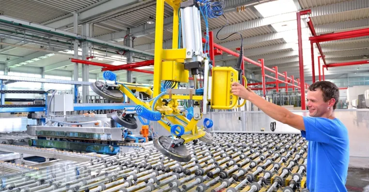 Bild: Intelligentes Schutzsystem für die sichere Zusammenarbeit von Mensch und Industrieroboter