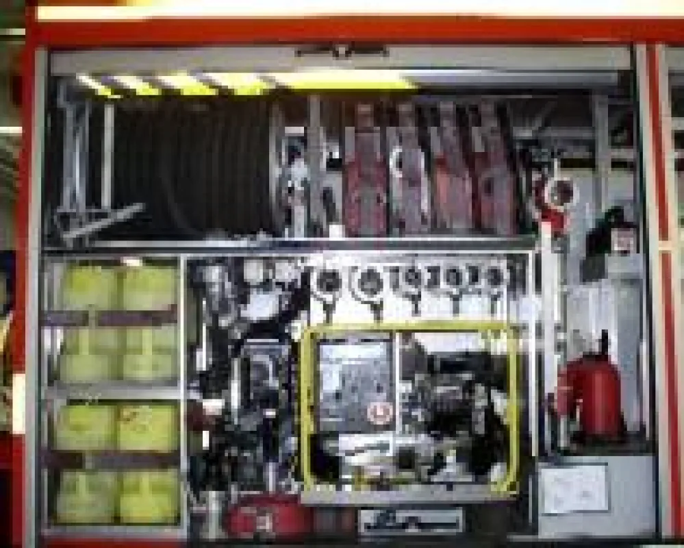 Bild:PixelQuelle.de- Die Beladung eines Feuerwehrautos. Durch Zusammenarbeit der Kommunen  kann auch beim Feuerwehrwesen Geld effizienter eingesetzt werden, bestätigt eine Stellungnahme des Rechnungsh
